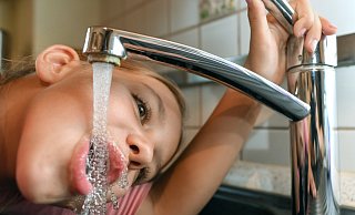 Trinkwasserknappheit? In Gütersloh besteht kein Grund zur Sorge. - Symbolfoto/picture alliance