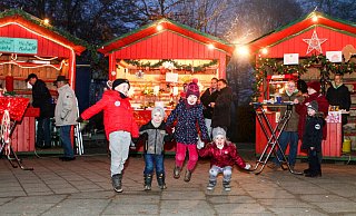 Sie fanden den Weihnachtsmarkt einfach spitze: Pepe, Lennox, Pia und Joelina (v.l.) - Yvonne Gottschlich