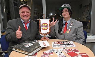 Wollen mit der „Partei" in den Kreistag und vielleicht sogar in den Steinhagener Rat: Glenn Krüger und Lena Horstmann haben den Redaktionstisch gekapert und gleich reichlich Material für ihre pressewirksamen Aktionen mitgebracht. - Jonas Damme