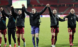 Stand gegen Österreich im Tor: Stina Johannes (M.) von Eintracht Frankfurt. - Daniel Löb/dpa