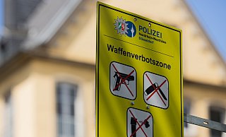 Schilder wie dieses (hier in Düsseldorf) weisen künftig in Bielefeld auf die Waffenverbotszone hin. - dpa
