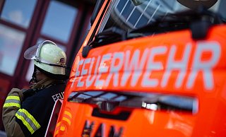 In der Nacht zu Samstag rückte die Feuerwehr Hövelhof zu einem Brand bei den Geha-Möbelwerken aus. (Symbolbild) - Marijan Murat/dpa