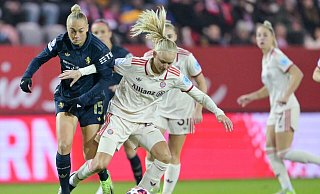 Torschützin Pernille Harder (r) feiert mit den Münchnerinnen einen ungefährdeten Heimsieg. - Peter Kneffel/dpa