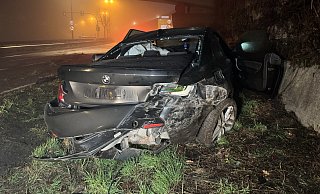 Der Unfallwagen auf dem Bielefelder OWD. Die Fahrerin erlitt schwere Verletzungen. - Paul Brinkmann
