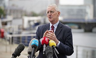 Nordirland-Minister Hilary Benn kann keinen Zeitplan für den Bau des Stadions nennen. - Niall Carson/PA Wire/dpa
