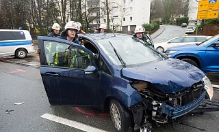 Der Fahrer des Ford B-Max wurde verletzt und musste ins Krankenhaus gebracht werden. - Christian Mathiesen