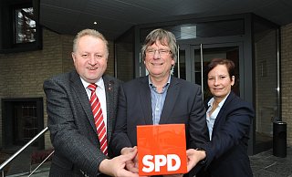 Der damalige SPD-Stadtverbandsvorsitzende Torsten Kuhlmann (l.) und die damalige Fraktionsvorsitzende Dorothee Brandt hatten im Oktober 2019 Udo Högemeier als Bürgermeister-Kandidat der SPD Rahden vorgestellt. Högemeier scheiterte klar bei der Bürgermeisterwahl 2020 und war von 2020 bis 2025 Fraktionsvorsitzender der SPD im Rahdener Rat. - Archiv Joern Spreen-Ledebur
