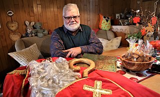 Uwe Ahlemeyer ist seit 25 Jahren als heiliger Nikolaus unterwegs. Nach fünf Jahren mit geliehenem Umhang und Bischofsmütze hat er sich diese selbst zugelegt. Und der hölzerne Bischofsstab ist selbst geschnitzt. - Simone Flörke