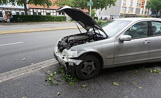 Der Mercedes nach dem Unfall. - Christina Römer