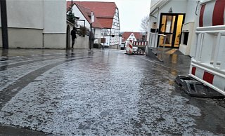 Die Straße und Gehwege sind am Montagmorgen - wie auf diesem Bild aus Warburg gut zu sehen - wegen Glatteis spiegelglatt. - Simone Flörke