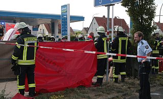 Sichtschutz gegen mögliche Gaffer, die einen Blick auf die Verletzten werfen wollen - Frank Hartmann