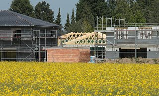 Infolge der bisherigen Baulandstrategie entstanden im vergangenen Jahr am Elverdisser Kattendorp Ein- und Zweifamilienhäuser. - Archiv-Foto: Peter Steinert