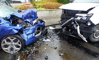 Die beiden Fahrzeuge stießen in der Ortsdurchfahrt frontal zuzsammen. - Polizei Minden-Lübbecke