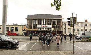 Noch führt der Weg zu den Schienen durch die Reisenden durch den alten Hauptbahnhof. Doch bald wird er abgerissen. - Viktoria Bartsch