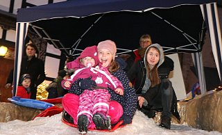 Immer wieder: Finia und ihre kleine Schwester Leonie waren mit die ersten auf der Rodelbahn. Bei Preisen von 10 Cent pro Fahrt durften sie -zigmal den Hang hinuntersausen. - Andreas Sundermeier