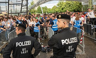 Polizei und Ordner sperren den Zugang zur offiziellen Fanzone im Olympiapark. - Stefan Puchner/dpa