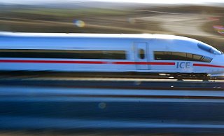 Mit einer Höchstgeschwindigkeit von 300 Stundenkilometern sollen ICE-Züge der Bahn künftig womöglich auf einer neuen Strecke durch OWL fahren. - Verwendung weltweit