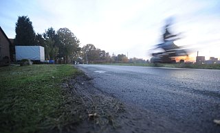 Stellerloh ist nicht die breiteste Straße. Begegnen sich zwei Fahrzeuge, dann weichen sie auf die Bankette aus. Spuren der Reifen sind an vielen Stellen zu sehen. - Joern Spreen-Ledebur