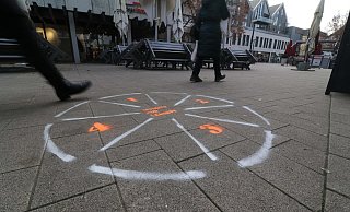 Eines der aufgesprühten Symbole auf dem Pflaster vor dem Schmeckwerk in Höxter. - Simone Flörke