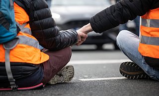 Wie hier in Dortmund blockieren Klimaaktivisten immer wieder Straßen, um auf ihre Ziele aufmerksam zu machen. (Symbolbild) - Bernd Thissen Wie hier in Dortmund blockieren Klimaaktivisten immer wieder Straßen, um auf ihre Ziele aufmerksam zu machen. (Symbolbild) - Bernd Thissen