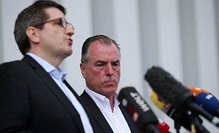 Clemens Tönnies (rechts) soll von einem TV-Team bis auf sein Privatgrundstück verfolgt worden sein. - Patrick Menzel