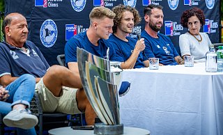 Im Schein des Pokals: Markus Mitterhofer, Bürgermeister von Kiens (v. l.), Leon Schneider, Mael Corboz, Mitch Kniat und die Chefin des Tourismusvereins, Maria Theresia Gruber. - Sarah Jonek