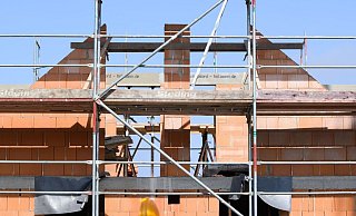 Bevor mit dem Bau eines Hauses angefangen werden kann, muss das Grundstück gekauft werden. Damit ist auch die Grunderwerbsteuer fällig. - Julian Stratenschulte/dpa