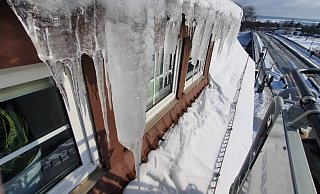 Gefährliche Schönheiten sind die Eiszapfen in luftiger Höhen, hier in der Nähe der Weserbrücke. - Feuerwehr Höxter