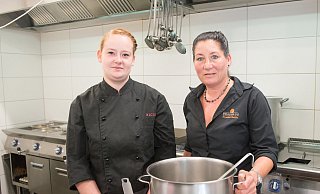Die stellvertretende Küchenchefin Nicole Schniedermann (l.) und Geschäftsführerin Nicole Ramsahai in der wieder freigegebenen Küche. - Ralf Bittner