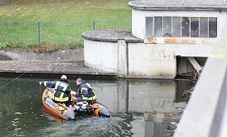 Feuerwehrtaucher durchsuchten am Freitag vom Schlauchboot aus mit einem Unterwasser-Sonar den Bereich vor dem Sielwehr. - Ulf Hanke