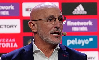 Luis de la Fuente spricht während seiner Vorstellung als Spaniens neuer Fußballtrainer. - Paul White/AP/dpa