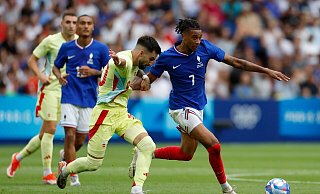 Michael Olise legt beim FC Bayern München mit der Mannschaft los. - Aurelien Morissard/AP/dpa
