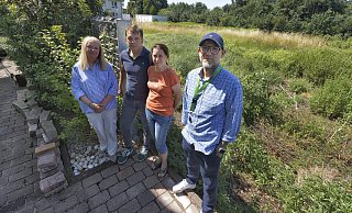 Die Anwohner Sylvia Ottofrickenstein, Thomas und Anne Tenzler sowie Oguz Koçak (v. l.) wehren sich gegen den geplanten Neubau vor ihrer Haustür. - Roland Thöring