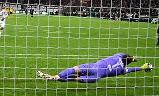 Wird zum Helden: Gregor Kobel im BVB-Tor - Arne Dedert/dpa