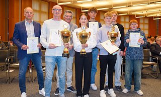 Die Besten: Die Tennis-Mannschaft des Freiherr-vom-Stein-Gymnasium Bünde mit Holger Braun (v.l.), Harald Uekermann, Lovis Kemper, Luke Braun, Max Wortmann und Mats Horstmeier wurde als Mannschaft des Jahres gekürt. Triathlon-Europameister Justus Wehrhan wurde Sportler des Jahres, den Preis nahm sein Vater (2.v.l.) entgegen und Para-Leichtathletin Janna Kleimann wurde Sportlerin des Jahres. - Sportfoto-OWL