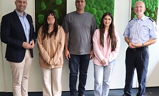 Landrat Ali Dogan (l.) bedankte sich bei Haason und Rasal Sardig (2.v.r.) für ihr selbstloses Einschreiten. Mathias Schmidt, Leiter der Polizei, richtete ebenfalls seinen Dank aus. Foto: Polizei Minden-Lübbecke - Polizei Minden-Lübbecke