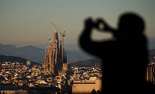 Mit einem neuen Kreuzsegment überragt die Basilika in Barcelona erstmals das Ulmer Münster. - Emilio Morenatti/AP/dpa