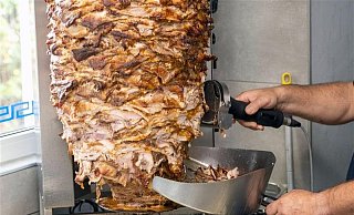 Die Täter dürften keine Veganer gewesen sein: Drei Dönerspieße sind aus Imbiss in Herford entwendet worden. - IMAGO /FotoPrensa