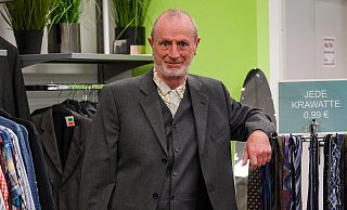 Claudio Vendramin will auf den Chefsessel im Herforder Rathaus. Einer seiner wichtigsten Ansätze ist das Schonen von Ressourcen. Der Leiter eines Re-Use Betriebes agiert selber entsprechend. Beim Foto-Termin mit der NW sagt er, dass er sich extra einen neuen Anzug – einen Dreiteiler – angeschafft habe: „Dunkelgrau, schick, kaum getragen und für 19.99 Euro – natürlich Secondhand.“ - Kathrin Weege