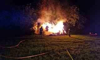 In Vlotho mussten in der Nacht brennende Strohballen gelöscht werden. - Feuerwehr Vlotho