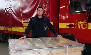 Geschafft: Nach einjähriger Vorbereitung ist Spendensammlung von Florian Brandt versandfertig. Die Überseekiste mit dem Wappen der Paderborner Feuerwehr ist auf dem Weg nach Südamerika. - © 2020 Ralph Meyer. All rights reserved