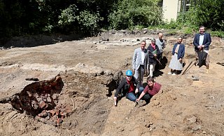 Die Archäologen Sven Spion, Eva Manz und Christoph Storz erklären Bürgermeister Tim Kähler, Baudezernent Peter Böhm, Stadtentwicklerin Julia Schreiber und Dnkmalschützerin Bettina Lange, wo sie etwas zu finden hoffen. - Frank-Michael Kiel-Steinkamp