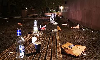 Dieses Foto zeigt die Hinterlassenschaften der Partygänger in der Nacht auf Samstag - es entstand offenbar nach dem Weggang der Feiernden um 4 Uhr früh. - Andreas Eickhoff