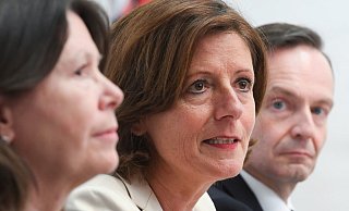 Die Ministerpräsidentin von Rheinland-Pfalz, Malu Dreyer (m.), Wirtschaftsminister Volker Wissing (r.) und Umweltministerin Ulrike Höfken. - Foto: Arne Dedert/dpa