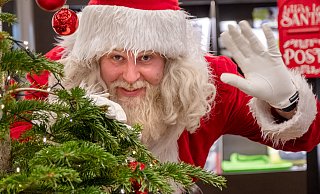 Julian Hölscher aus Bielefeld ist seit 2015 als Weihnachtsmann unterwegs. Der Bart ist übrigens echt, wird aber für die Rolle gefärbt. - Ralf Bittner