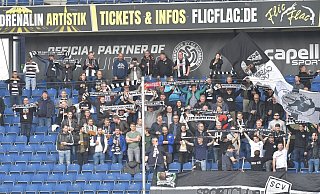 Die Verler Fans unterstützen das Team beim Auswärtsspiel gegen den MSV Duisburg lautstark. - Jens Dünhölter