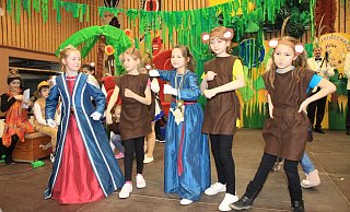 Prinzessin Leni Horstmann (l.) bewies beim Tanz der Schulaffen schauspielerisches und tänzerisches Talent. - Hermann Ludwig