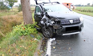 Der Pkw prallte gegen den Baum. - Polizei Minden-Lübbecke