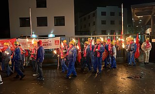 Um kurz nach Mitternacht kommen Beschäftigte der beiden Benteler-Gesellschaften Steel/Tube und Automobiltechnik nach der Arbeitsniederlegung an drei Standorten mit Fackelzügen zum Ort der Kundgebung an der Residenzstraße in Schloß Neuhaus. - IG Metall