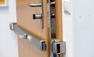 Gut gesichert gegen Einbruch ist die Tür mit einem Querriegelschloss. - Susann Prautsch/dpa-tmn